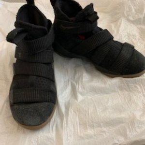 Nike LeBron James Soldier XI Basketball Shoe Boys 3.5Y Black and Gold